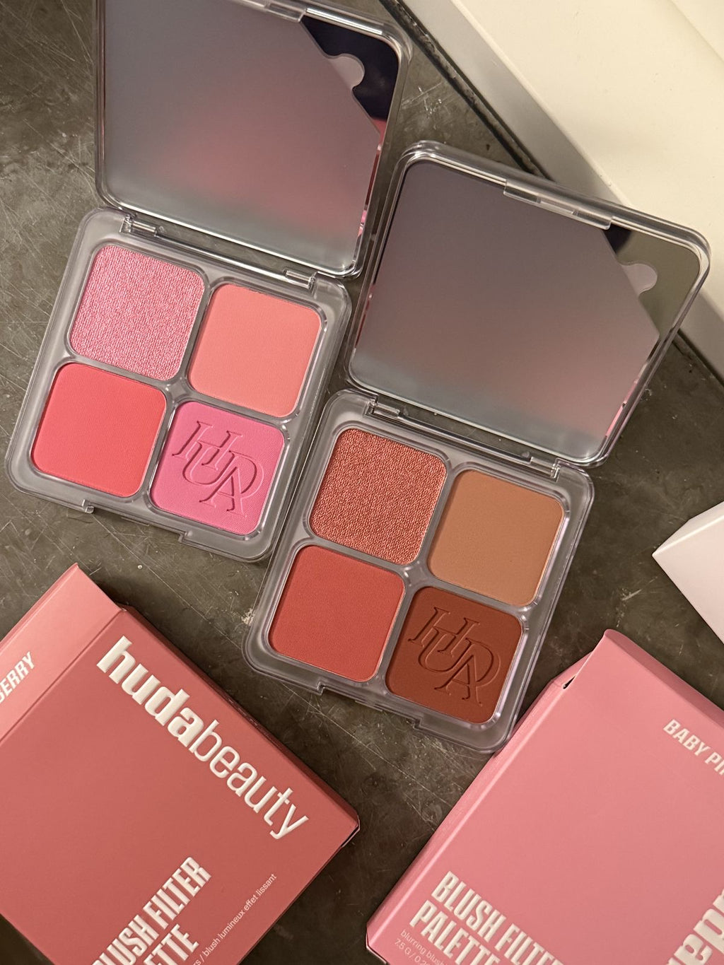HUDA BEAUTY Blush Filter Blurring Blushlighters Palette
